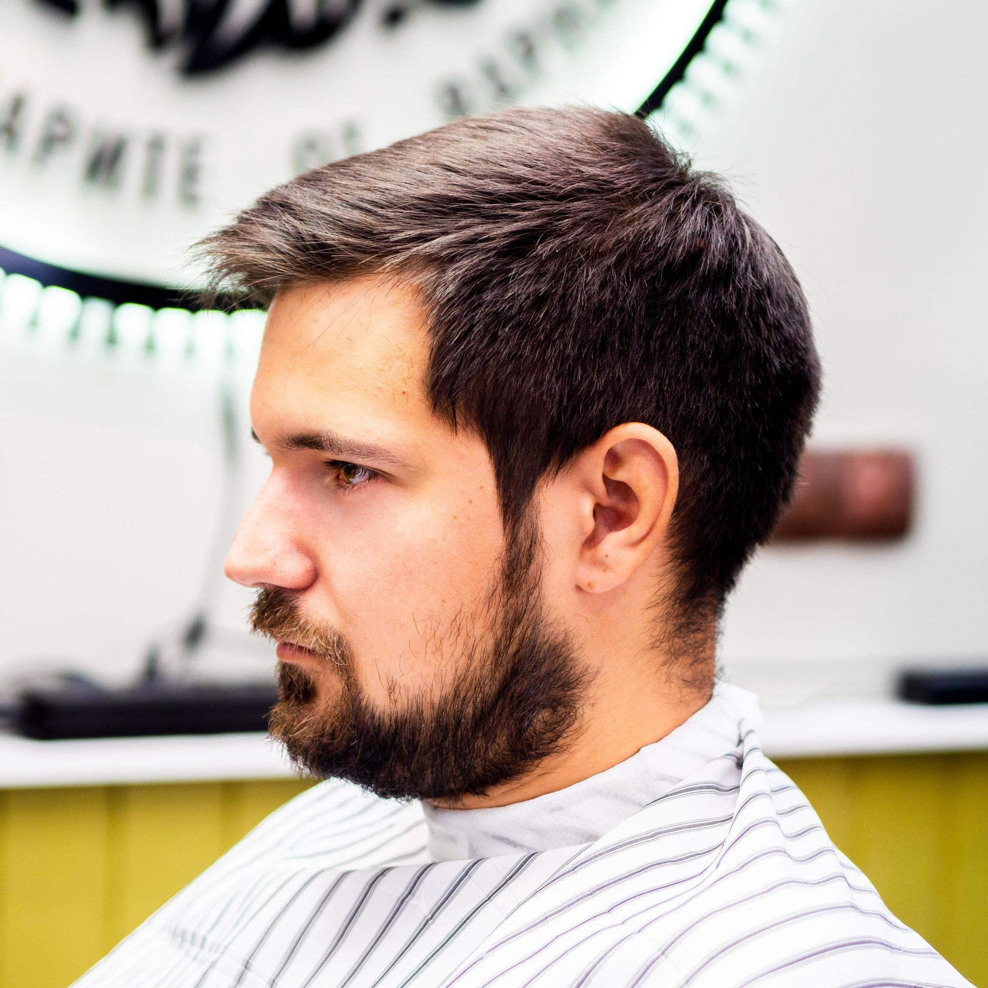 Imagem 1 de um cliente satisfeito com o corte de cabelo